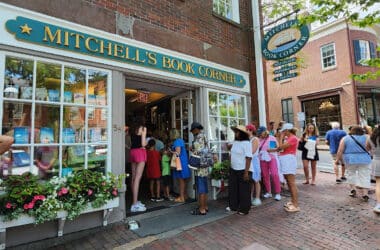 Mitchell's Book Corner, line for Elin Hilderbrand book signing