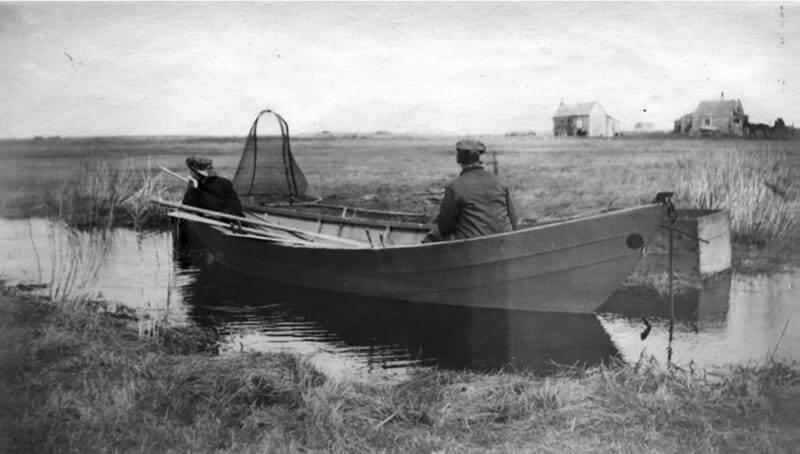 Men in a dory fishing for herring in Madaket (NHA, 1900s)